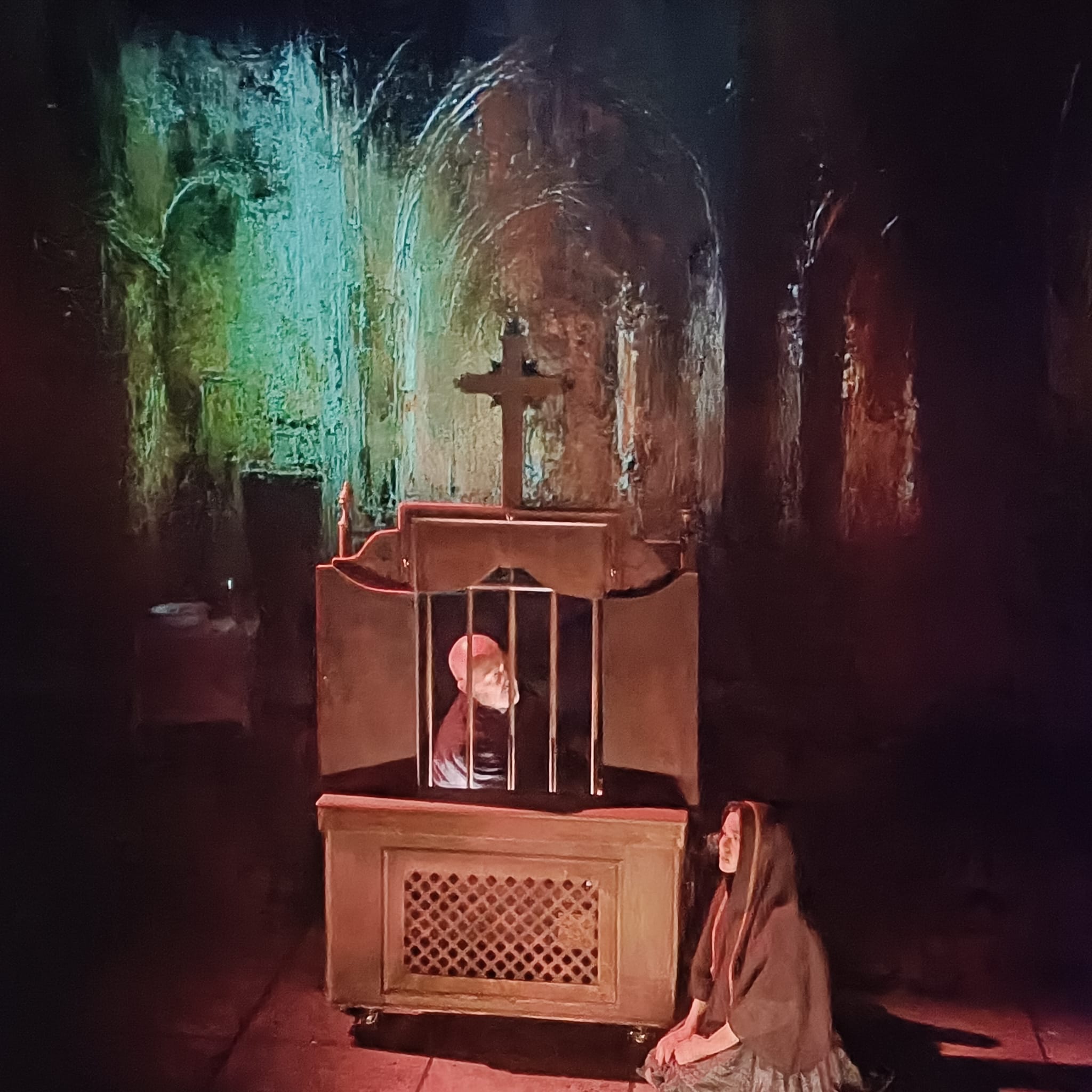 Escenografía de Noche: confesionario iluminado en escena