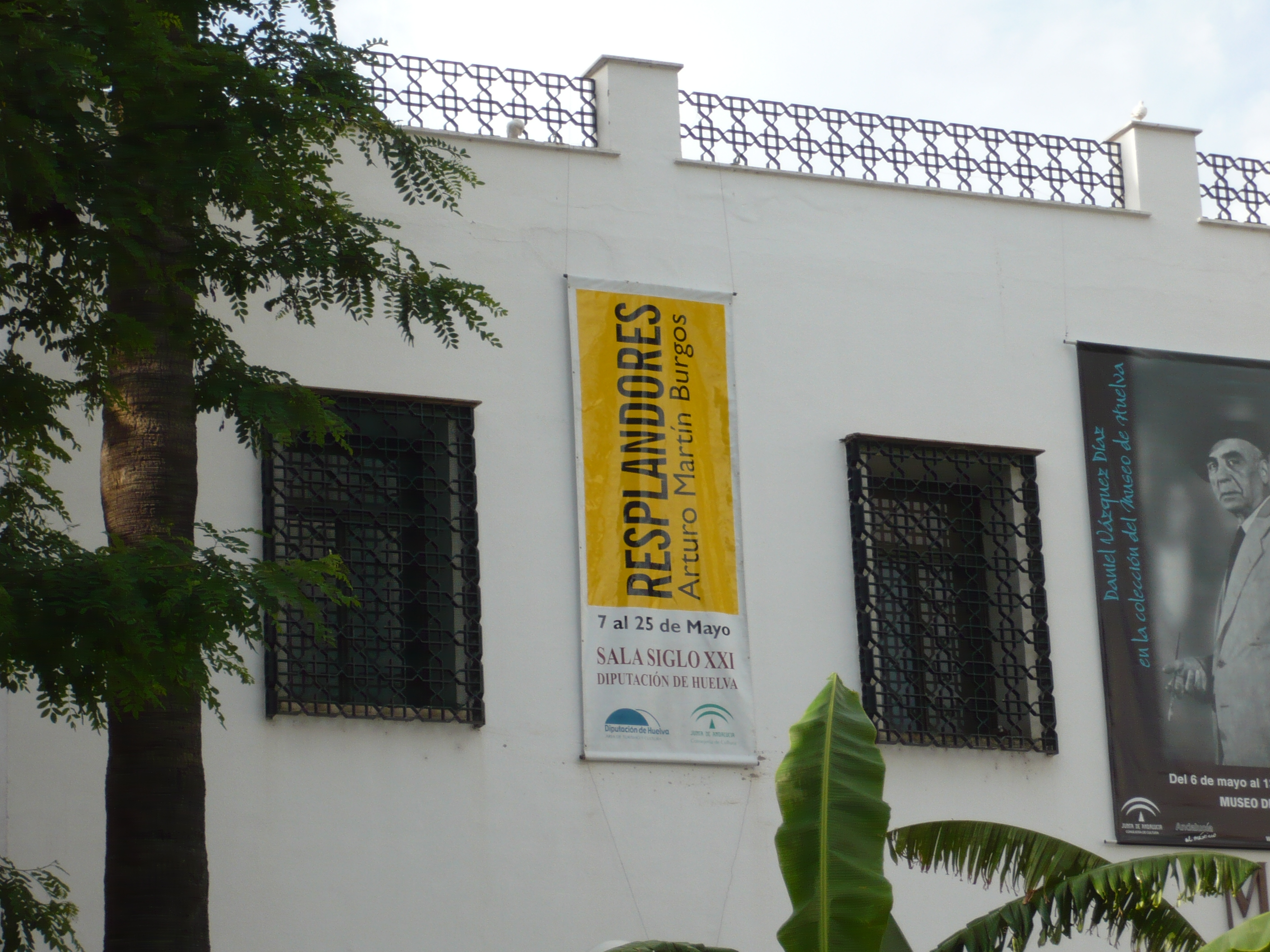 Fachada del Museo de Huelva con el cartel de Resplandores