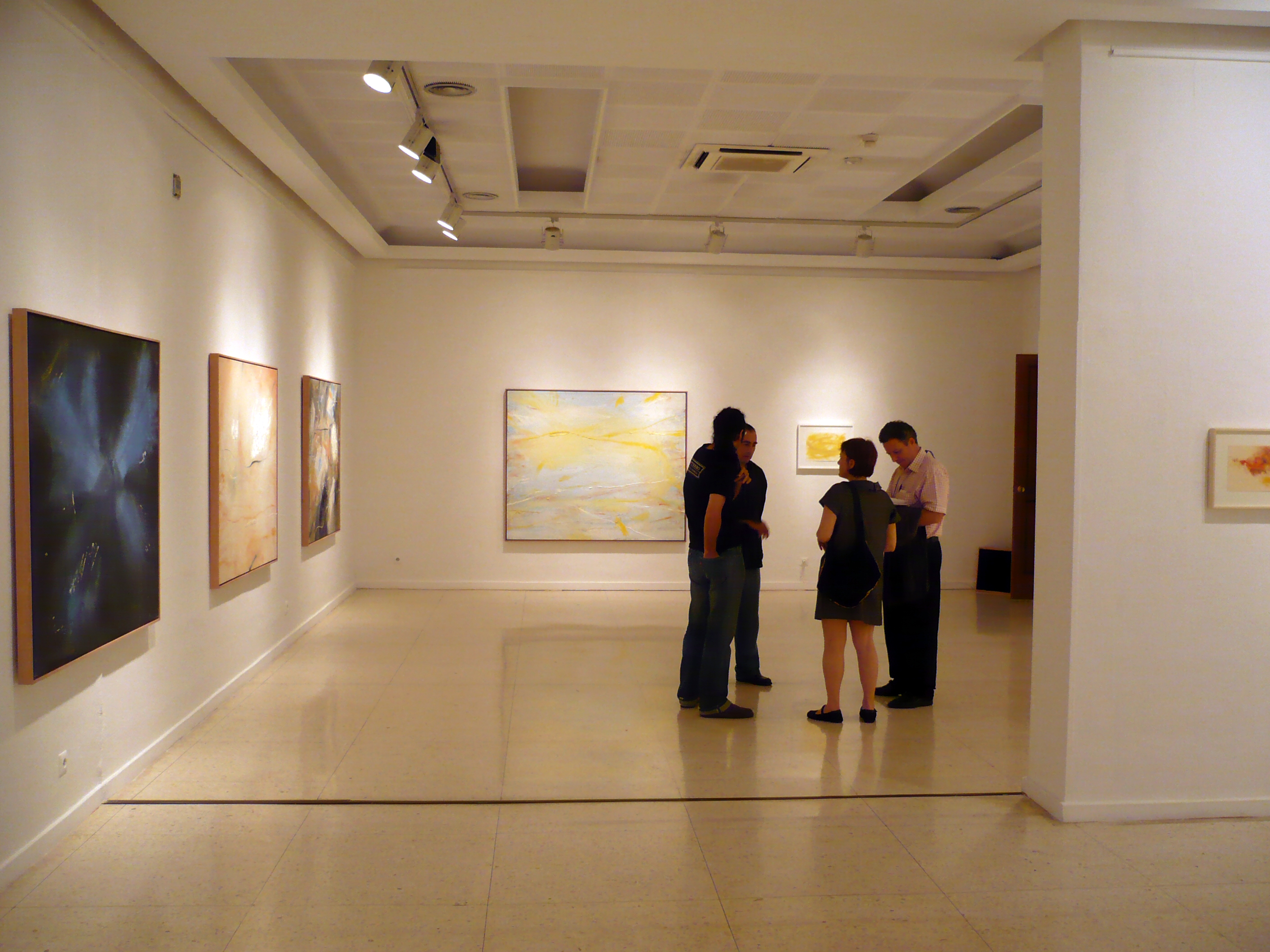 Visitantes en la exposición Resplandores